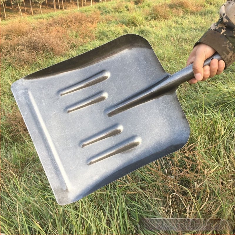 Sniego kastuvė Golden Dragon su aukštos anglies plieno galvute ir medine rankena, skirta medžiagų metimui.