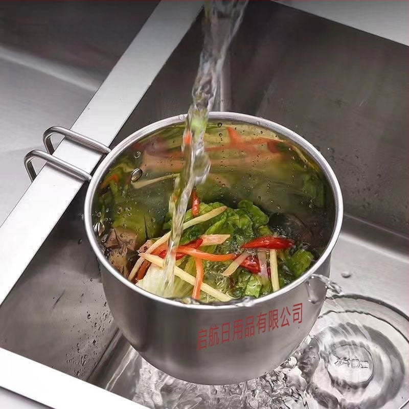 Virtuvės plautuvei – pakabinamas nusausinimo krepšelis daržovėms ir vaisiams, iš nerūdijančio plieno, su apvalia pakabinimo rankena, šiuolaikinis minimalistinis dizainas