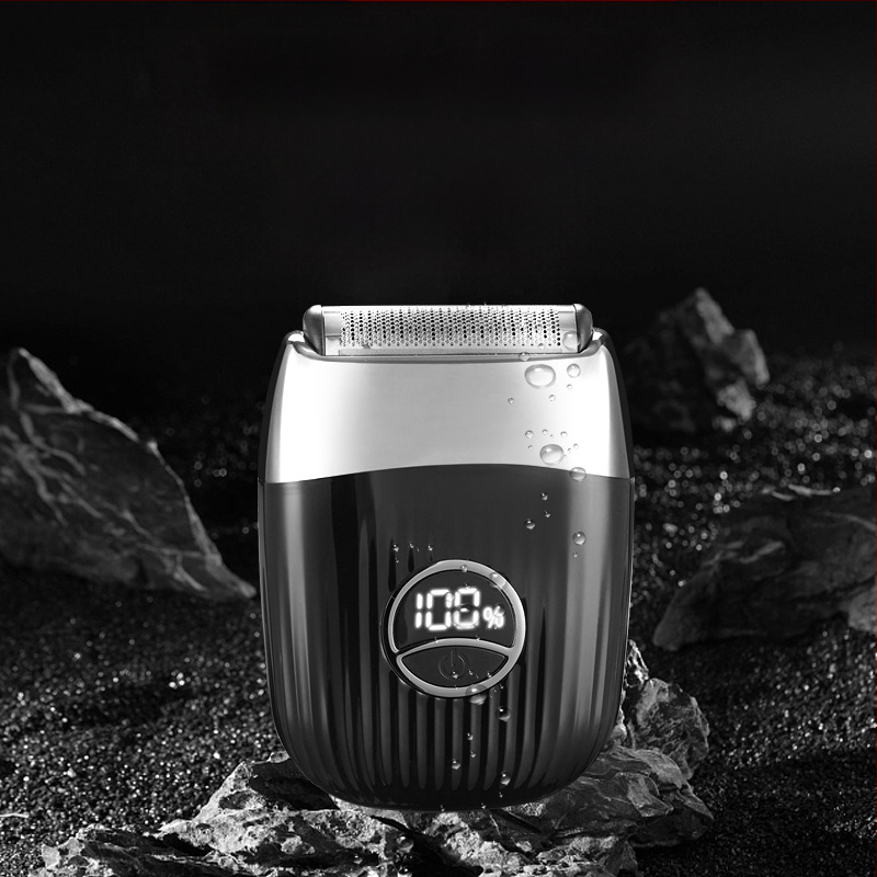 Електрическа самобръсначка с подвижна глава и регулиране на ъгъла на острието; LED дисплей, вградена батерия 500–800 mAh, автономия до 120 минути
