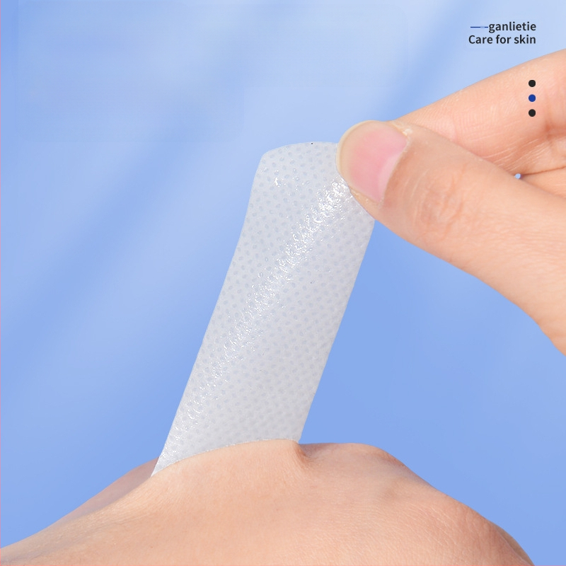 Пластири за сухи пукнатини на ръцете и краката — водоустойчиви, дишащи, с висока лепливост за пръсти и пети; нетъкан текстил; 2-годишен срок на годност; опаковано в кутия; универсален тип кожа