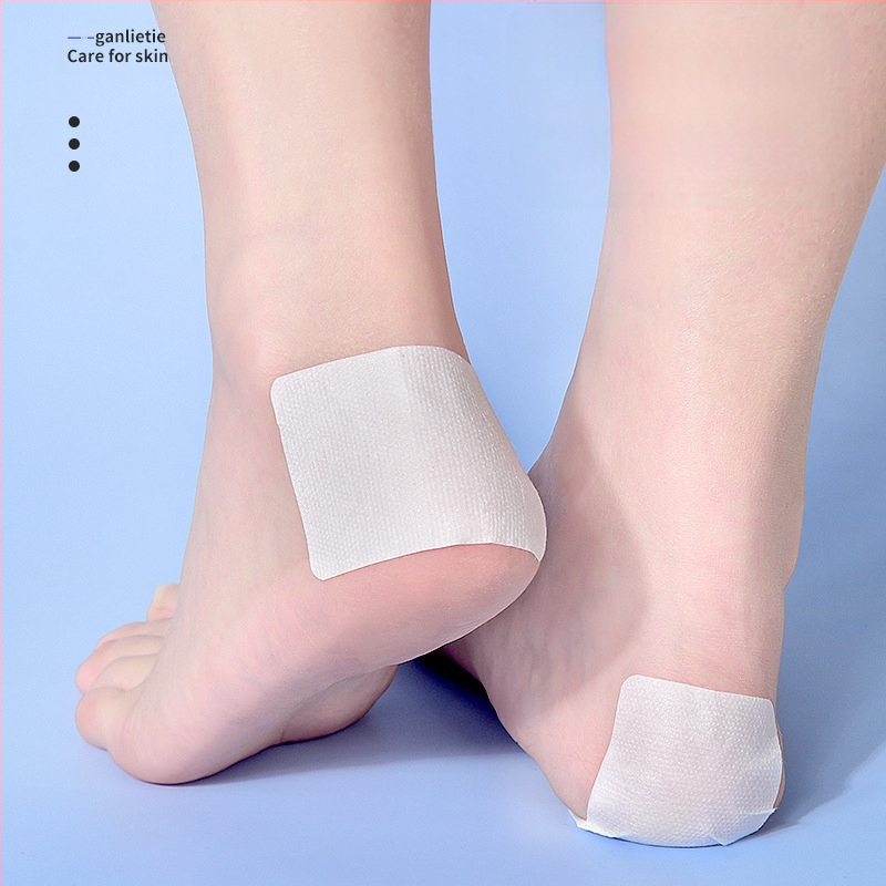 Пластири за сухи пукнатини на ръцете и краката — водоустойчиви, дишащи, с висока лепливост за пръсти и пети; нетъкан текстил; 2-годишен срок на годност; опаковано в кутия; универсален тип кожа