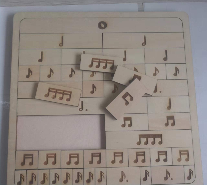 Medinė muzikos dėlionė vaikams – natų ir pauzių ženklai, edukacinis žaislas, modernus minimalistinis dizainas