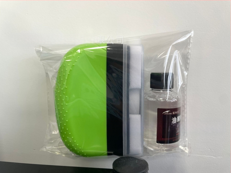 Îndepărtător de peliculă uleioasă pentru geamul automobilului cu perie de curățare – acțiune puternică de decontaminare, cu surfactanți; marcă Purple wind chime; durata de viață 3 ani