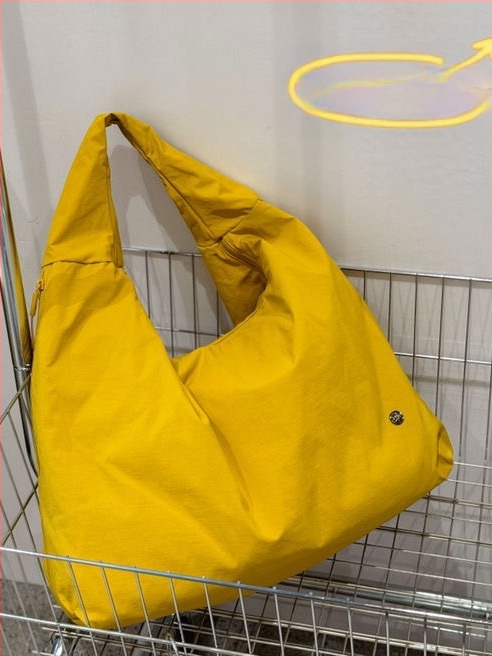 Bou bou plecu soma, parašū audums, horizontāla kvadrātforma, rāvējslēdzējs, kokvilnas odere, iekšējā kabata portatīvajam datoram un laminēta rāvējslēdzēja kabata