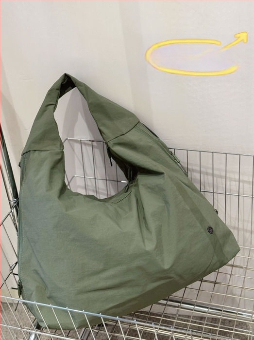 Bou bou plecu soma, parašū audums, horizontāla kvadrātforma, rāvējslēdzējs, kokvilnas odere, iekšējā kabata portatīvajam datoram un laminēta rāvējslēdzēja kabata