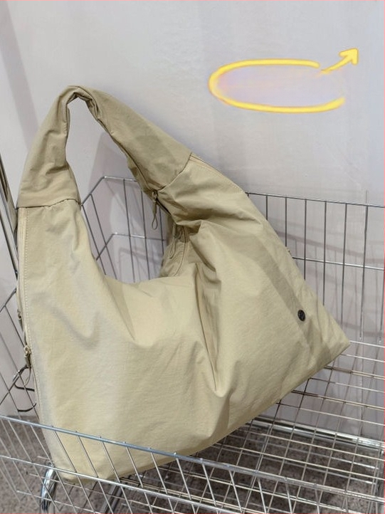 Bou bou plecu soma, parašū audums, horizontāla kvadrātforma, rāvējslēdzējs, kokvilnas odere, iekšējā kabata portatīvajam datoram un laminēta rāvējslēdzēja kabata