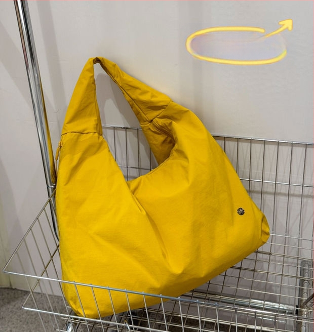 Bou bou plecu soma, parašū audums, horizontāla kvadrātforma, rāvējslēdzējs, kokvilnas odere, iekšējā kabata portatīvajam datoram un laminēta rāvējslēdzēja kabata