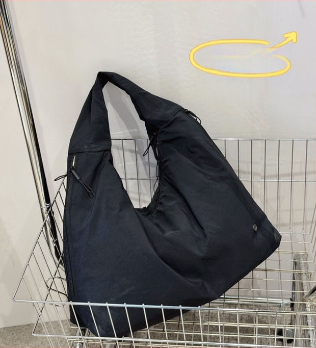 Bou bou plecu soma, parašū audums, horizontāla kvadrātforma, rāvējslēdzējs, kokvilnas odere, iekšējā kabata portatīvajam datoram un laminēta rāvējslēdzēja kabata