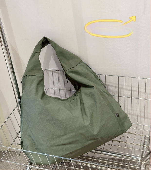 Bou bou plecu soma, parašū audums, horizontāla kvadrātforma, rāvējslēdzējs, kokvilnas odere, iekšējā kabata portatīvajam datoram un laminēta rāvējslēdzēja kabata