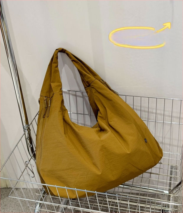 Bou bou plecu soma, parašū audums, horizontāla kvadrātforma, rāvējslēdzējs, kokvilnas odere, iekšējā kabata portatīvajam datoram un laminēta rāvējslēdzēja kabata