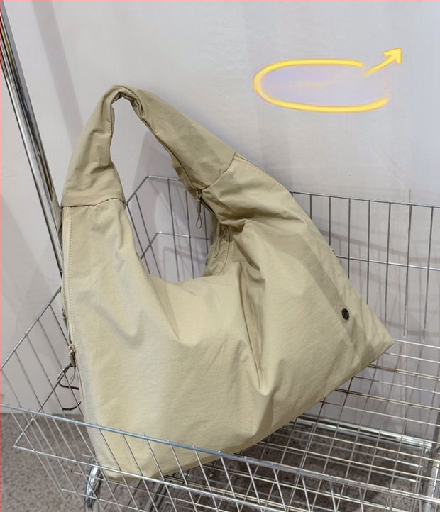 Bou bou plecu soma, parašū audums, horizontāla kvadrātforma, rāvējslēdzējs, kokvilnas odere, iekšējā kabata portatīvajam datoram un laminēta rāvējslēdzēja kabata