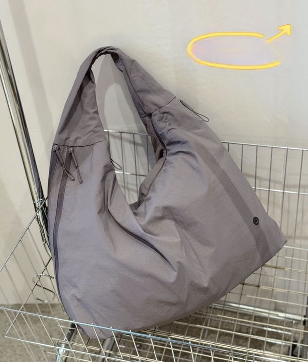 Bou bou plecu soma, parašū audums, horizontāla kvadrātforma, rāvējslēdzējs, kokvilnas odere, iekšējā kabata portatīvajam datoram un laminēta rāvējslēdzēja kabata