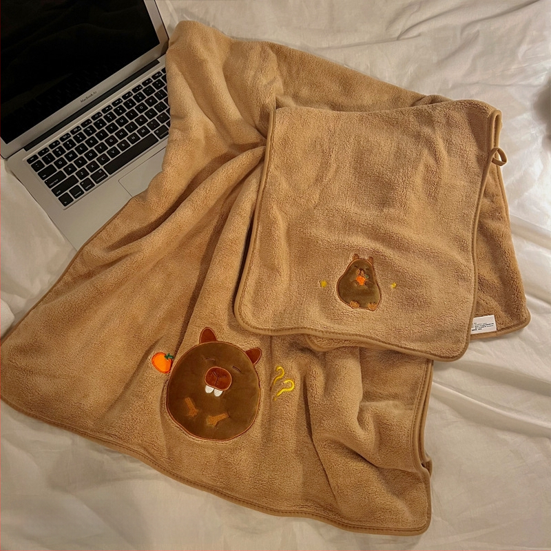 Longshen 2gab dviešu dvieļu komplekts ar morča tēmu, korālā samta, 150D, 300–400 g, izšūta kapibara karikatūra