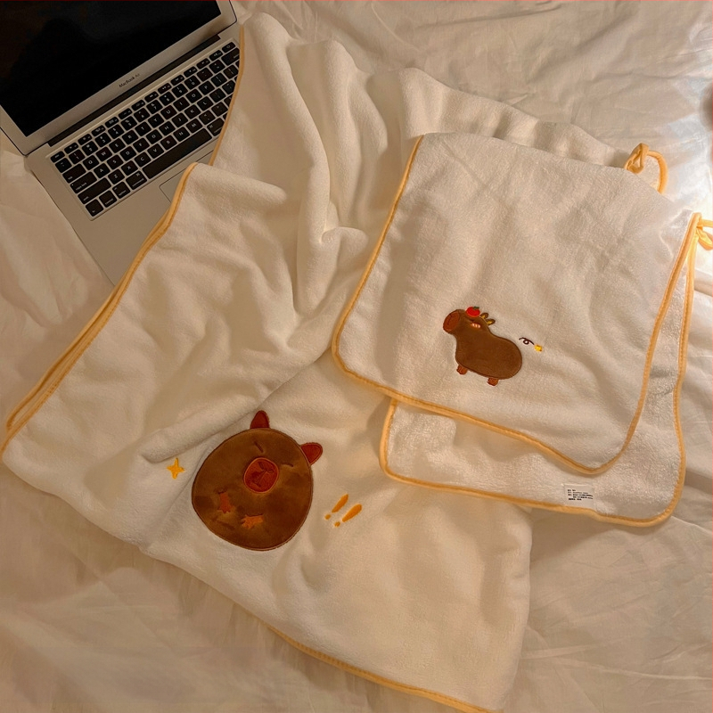 Longshen 2gab dviešu dvieļu komplekts ar morča tēmu, korālā samta, 150D, 300–400 g, izšūta kapibara karikatūra