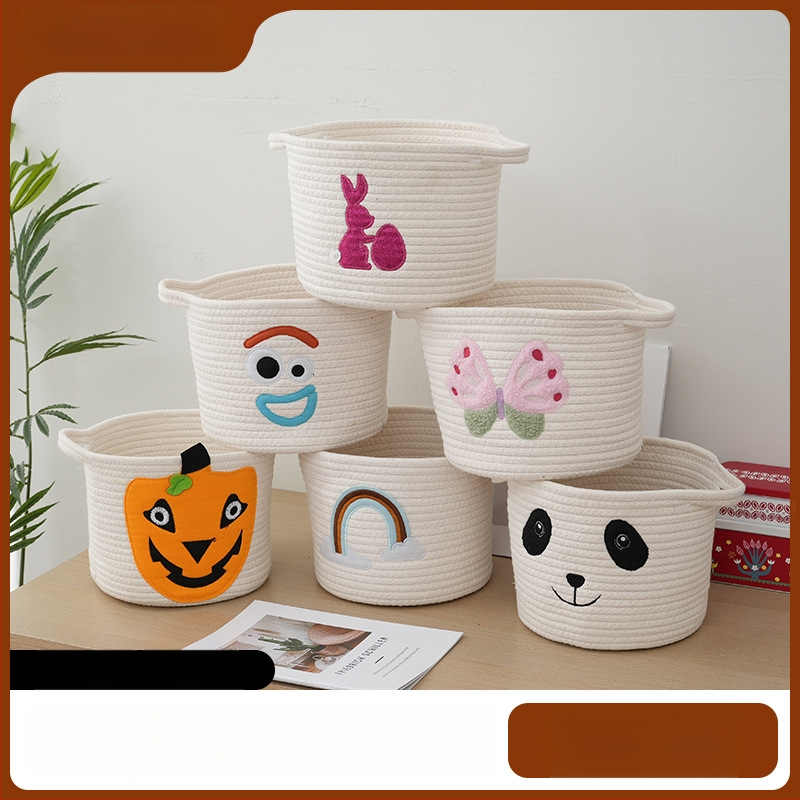 Medvilniniu siūlu pintas laikymo krepšys su rankena, siuvinėtas — mielo animacinio stiliaus, stalo organizatorius mažiems daiktams ir žaislams