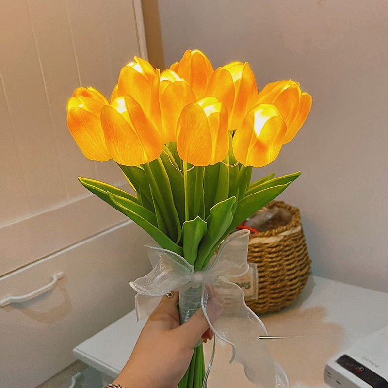 Tulpių puokštės lemputė - naktinė lemputė miegamojo dekorui, plastikinis korpusas, 34 cm aukštis, IP42, tarnavimo laikas 10000 h, nereguliuojamas šviesos intensyvumas