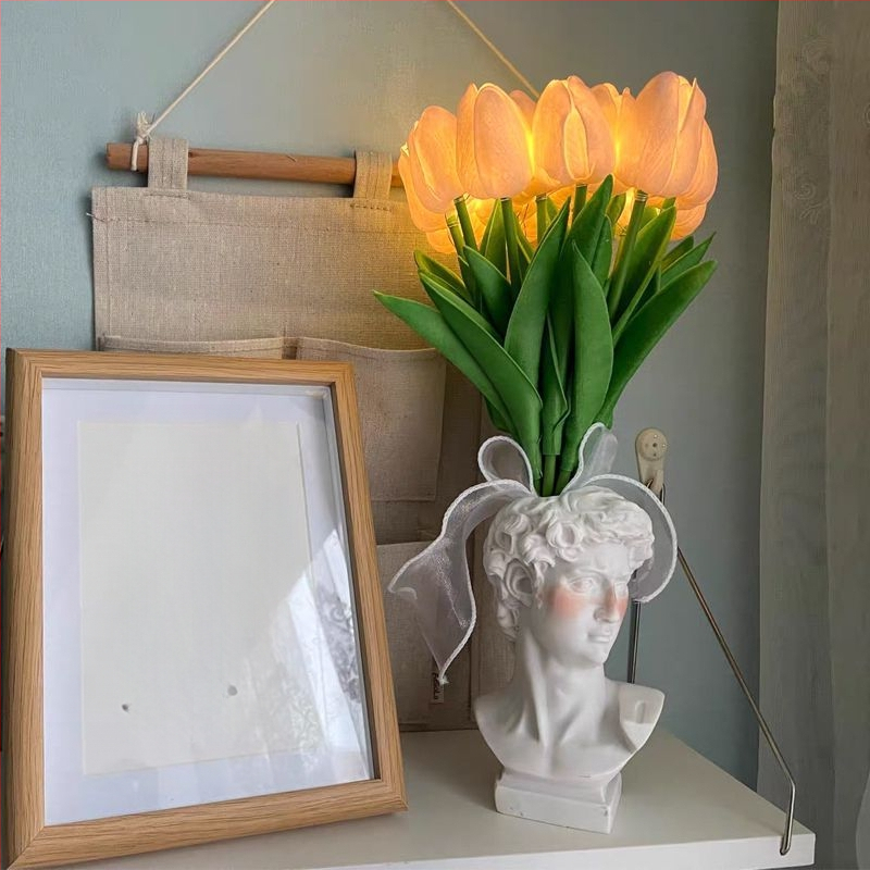 Tulpių puokštės lemputė - naktinė lemputė miegamojo dekorui, plastikinis korpusas, 34 cm aukštis, IP42, tarnavimo laikas 10000 h, nereguliuojamas šviesos intensyvumas