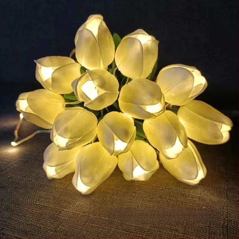 Tulpių puokštės lemputė - naktinė lemputė miegamojo dekorui, plastikinis korpusas, 34 cm aukštis, IP42, tarnavimo laikas 10000 h, nereguliuojamas šviesos intensyvumas