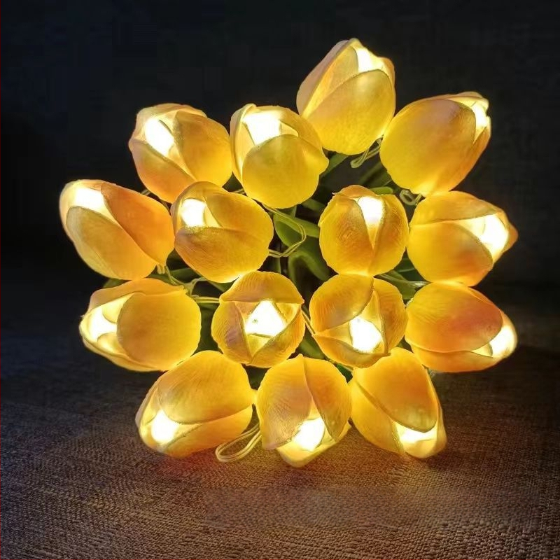 Tulpių puokštės lemputė - naktinė lemputė miegamojo dekorui, plastikinis korpusas, 34 cm aukštis, IP42, tarnavimo laikas 10000 h, nereguliuojamas šviesos intensyvumas