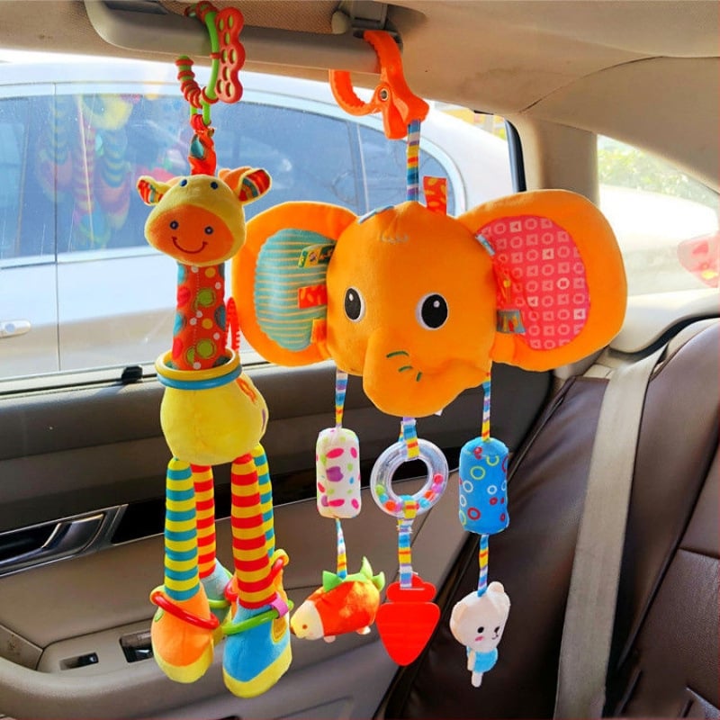 Kūdikių vežimėlio pakabukas žaislas su pūkuota lėlyte, zvoneliu — 1 vnt., be amžiaus apribojimų, kitų gebėjimų plėtra, anime paveikslėlis prieinamas, vaizdo įrašų vadovas prieinamas