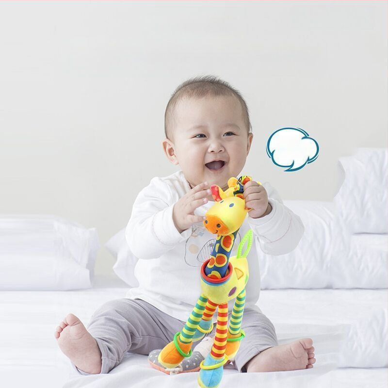 Kūdikių vežimėlio pakabukas žaislas su pūkuota lėlyte, zvoneliu — 1 vnt., be amžiaus apribojimų, kitų gebėjimų plėtra, anime paveikslėlis prieinamas, vaizdo įrašų vadovas prieinamas