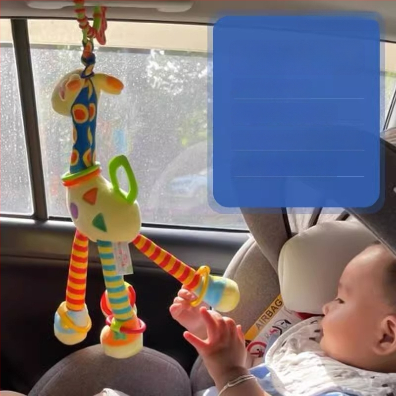 Kūdikių vežimėlio pakabukas žaislas su pūkuota lėlyte, zvoneliu — 1 vnt., be amžiaus apribojimų, kitų gebėjimų plėtra, anime paveikslėlis prieinamas, vaizdo įrašų vadovas prieinamas