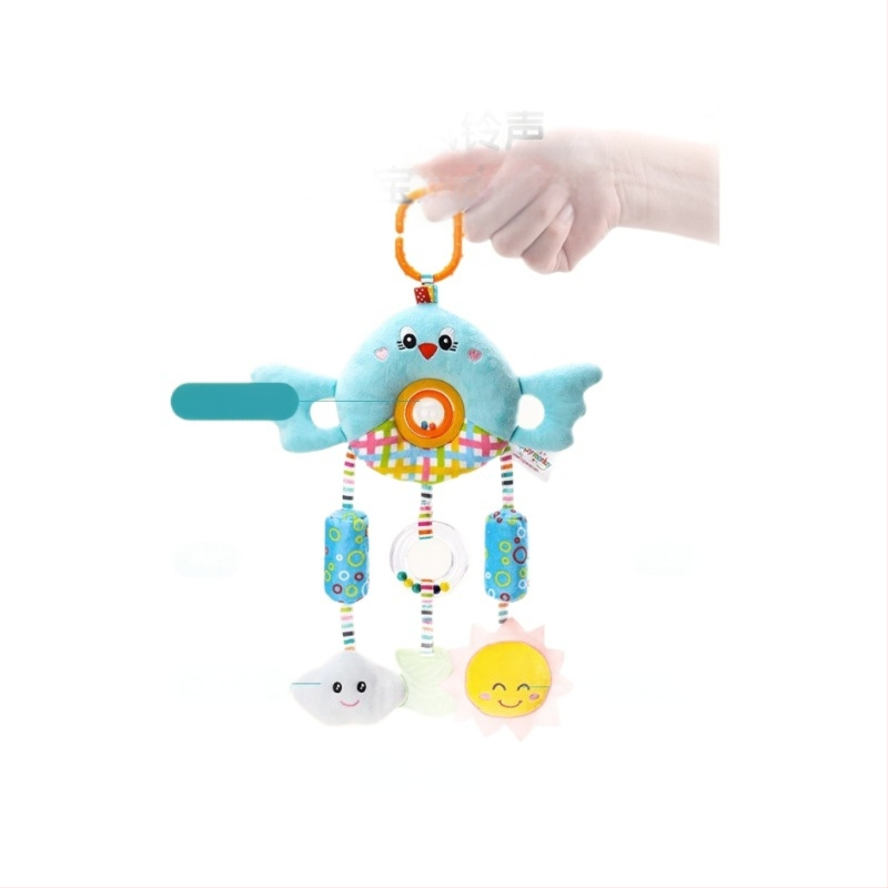 Kūdikių vežimėlio pakabukas žaislas su pūkuota lėlyte, zvoneliu — 1 vnt., be amžiaus apribojimų, kitų gebėjimų plėtra, anime paveikslėlis prieinamas, vaizdo įrašų vadovas prieinamas