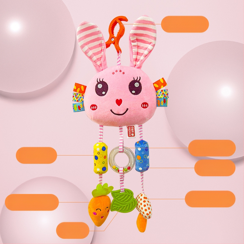 Kūdikių vežimėlio pakabukas žaislas su pūkuota lėlyte, zvoneliu — 1 vnt., be amžiaus apribojimų, kitų gebėjimų plėtra, anime paveikslėlis prieinamas, vaizdo įrašų vadovas prieinamas