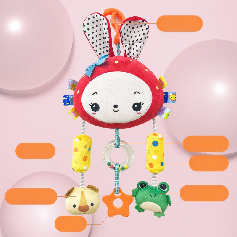 Kūdikių vežimėlio pakabukas žaislas su pūkuota lėlyte, zvoneliu — 1 vnt., be amžiaus apribojimų, kitų gebėjimų plėtra, anime paveikslėlis prieinamas, vaizdo įrašų vadovas prieinamas