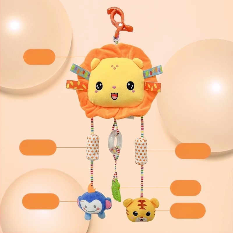 Kūdikių vežimėlio pakabukas žaislas su pūkuota lėlyte, zvoneliu — 1 vnt., be amžiaus apribojimų, kitų gebėjimų plėtra, anime paveikslėlis prieinamas, vaizdo įrašų vadovas prieinamas