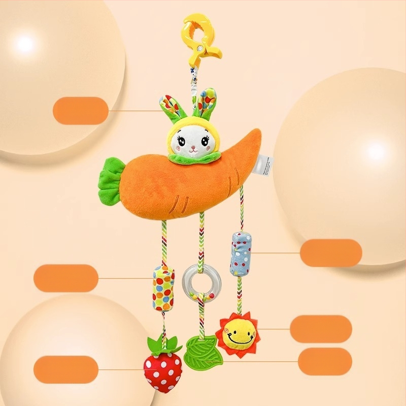 Kūdikių vežimėlio pakabukas žaislas su pūkuota lėlyte, zvoneliu — 1 vnt., be amžiaus apribojimų, kitų gebėjimų plėtra, anime paveikslėlis prieinamas, vaizdo įrašų vadovas prieinamas