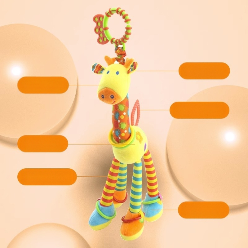 Kūdikių vežimėlio pakabukas žaislas su pūkuota lėlyte, zvoneliu — 1 vnt., be amžiaus apribojimų, kitų gebėjimų plėtra, anime paveikslėlis prieinamas, vaizdo įrašų vadovas prieinamas