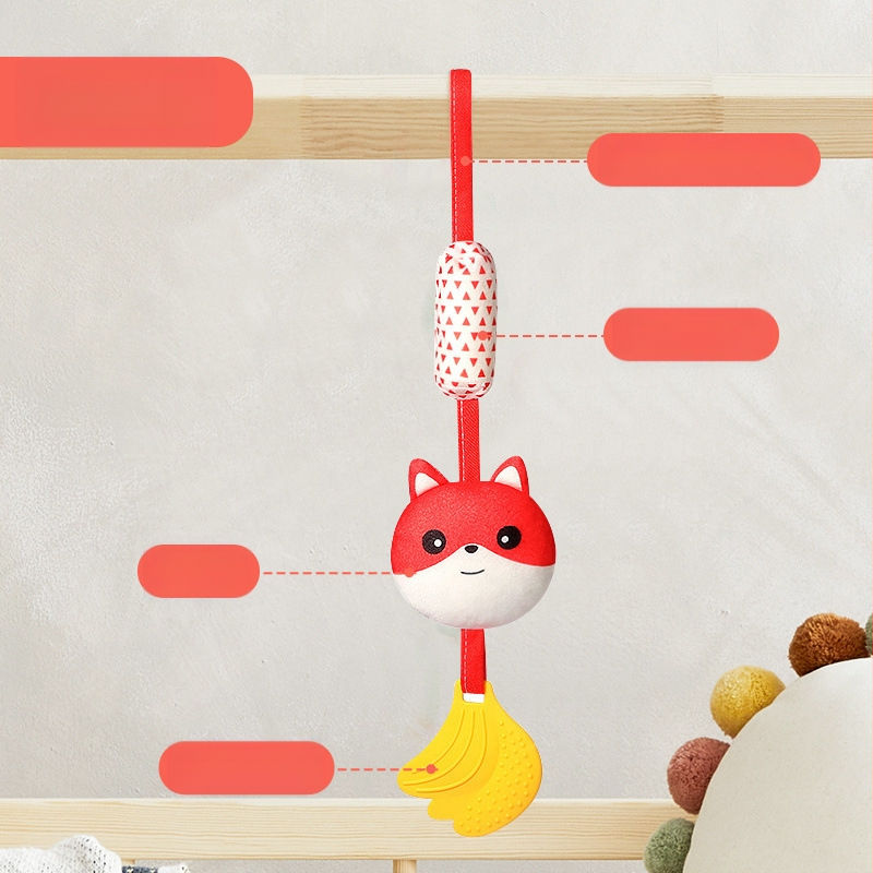 Kūdikių vežimėlio pakabukas žaislas su pūkuota lėlyte, zvoneliu — 1 vnt., be amžiaus apribojimų, kitų gebėjimų plėtra, anime paveikslėlis prieinamas, vaizdo įrašų vadovas prieinamas