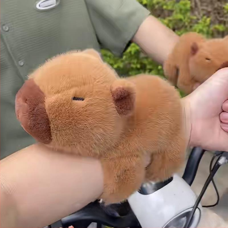 Kapibara pliušinis žaisliukas – apyrankė, užpildas PP medvilnė, labai minkštas trumpas pūkelių pliušas, 7–14 metų