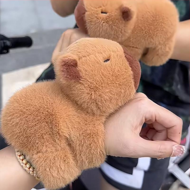 Kapibara pliušinis žaisliukas – apyrankė, užpildas PP medvilnė, labai minkštas trumpas pūkelių pliušas, 7–14 metų