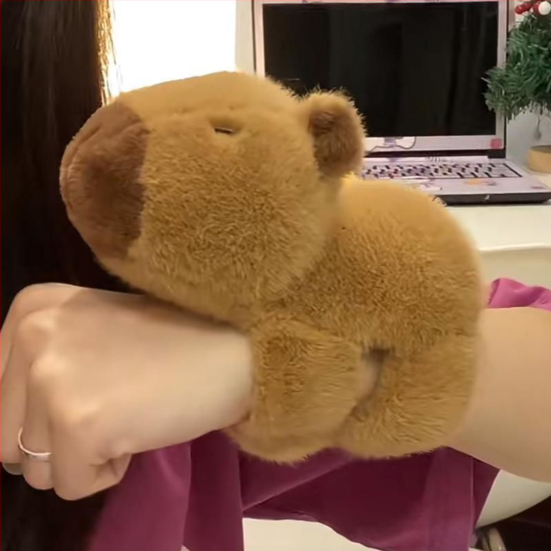 Kapibara pliušinis žaisliukas – apyrankė, užpildas PP medvilnė, labai minkštas trumpas pūkelių pliušas, 7–14 metų