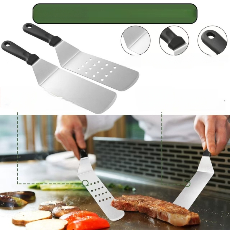 18 dalių nerūdijančio plieno kepsninės įrankių rinkinys su medinėmis rankenomis lauko teppanyaki kepimui; įskaitant klipsą, šepetėlį, šakutę ir mentele