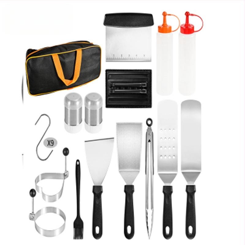 18 dalių nerūdijančio plieno kepsninės įrankių rinkinys su medinėmis rankenomis lauko teppanyaki kepimui; įskaitant klipsą, šepetėlį, šakutę ir mentele