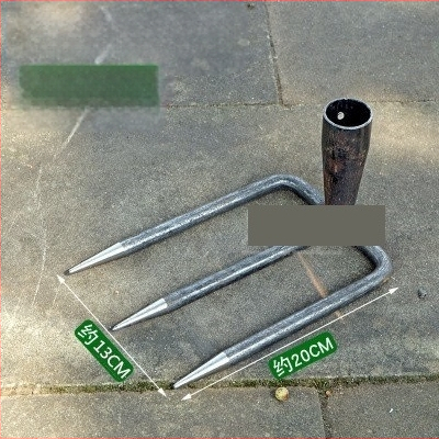 Vrtna metalna grablja sa dva zuba i hvataljkom