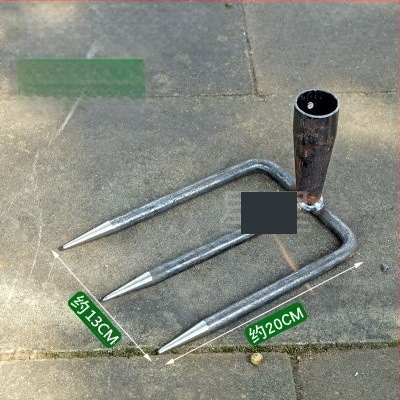 Vrtna metalna grablja sa dva zuba i hvataljkom