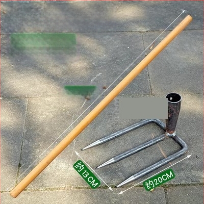 Vrtna metalna grablja sa dva zuba i hvataljkom