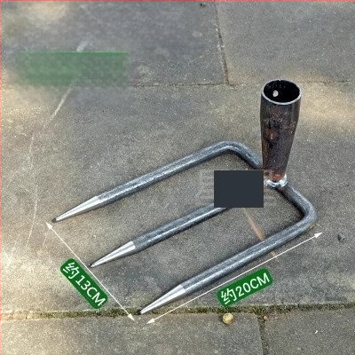 Vrtna metalna grablja sa dva zuba i hvataljkom