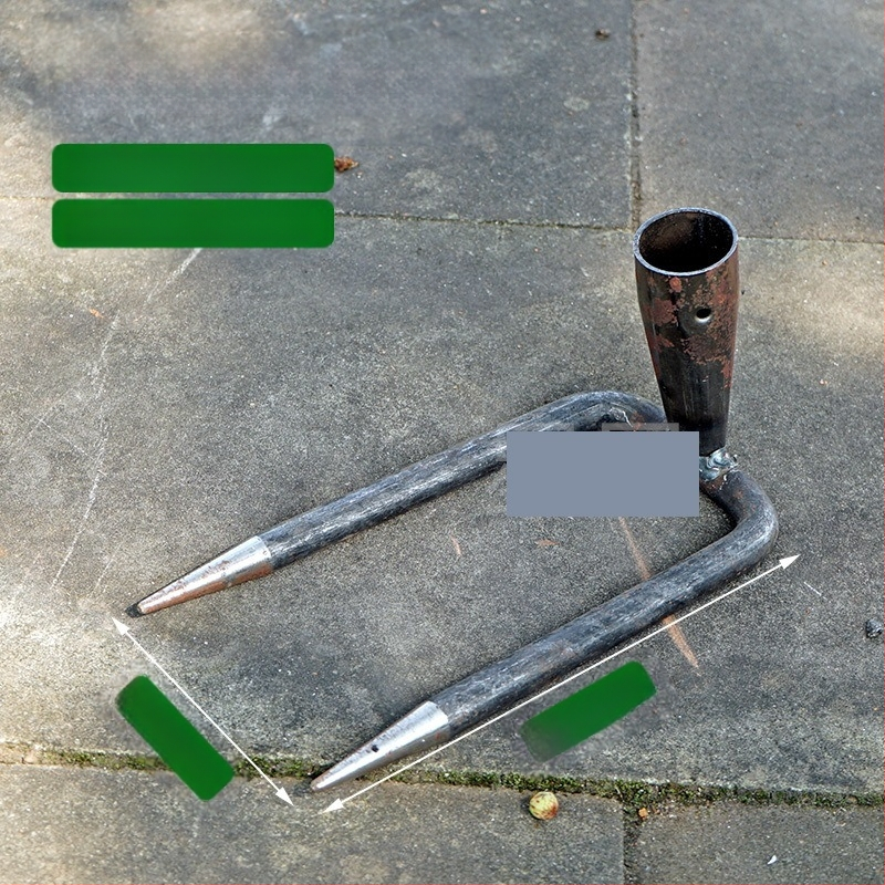 Vrtna metalna grablja sa dva zuba i hvataljkom