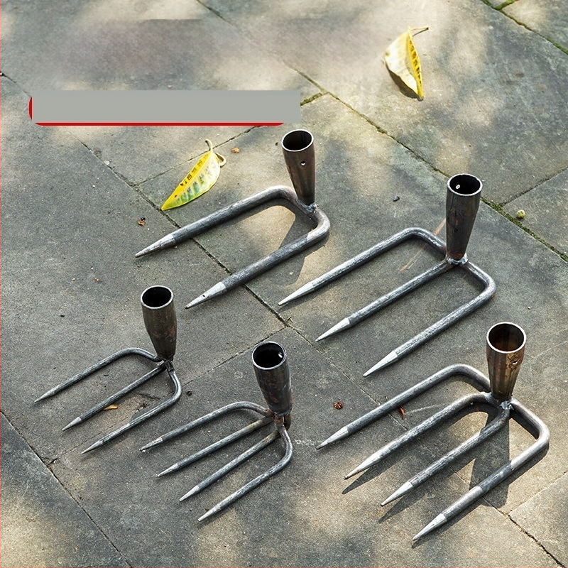 Vrtna metalna grablja sa dva zuba i hvataljkom