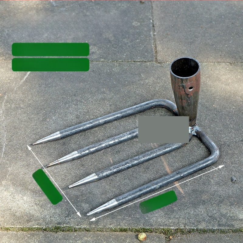 Vrtna metalna grablja sa dva zuba i hvataljkom