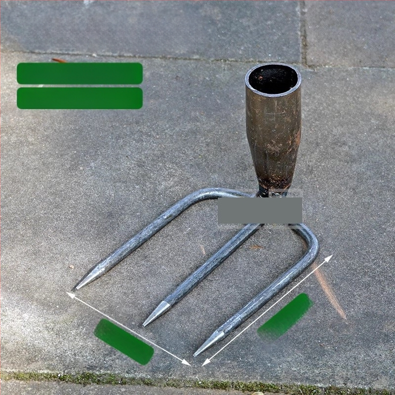 Vrtna metalna grablja sa dva zuba i hvataljkom