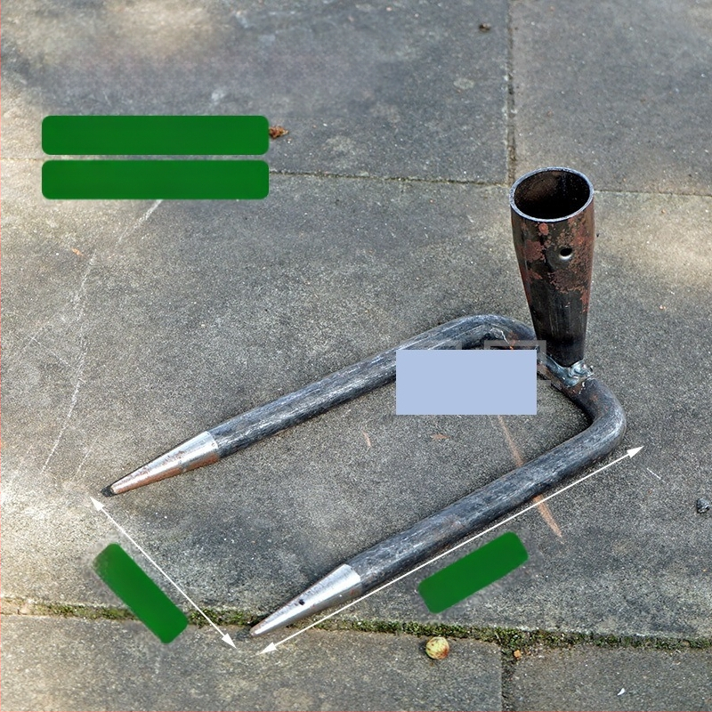 Vrtna metalna grablja sa dva zuba i hvataljkom