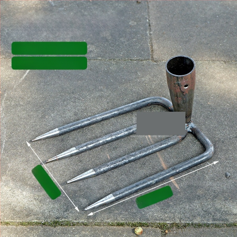 Vrtna metalna grablja sa dva zuba i hvataljkom