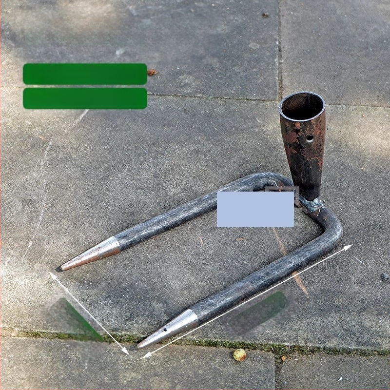 Vrtna metalna grablja sa dva zuba i hvataljkom