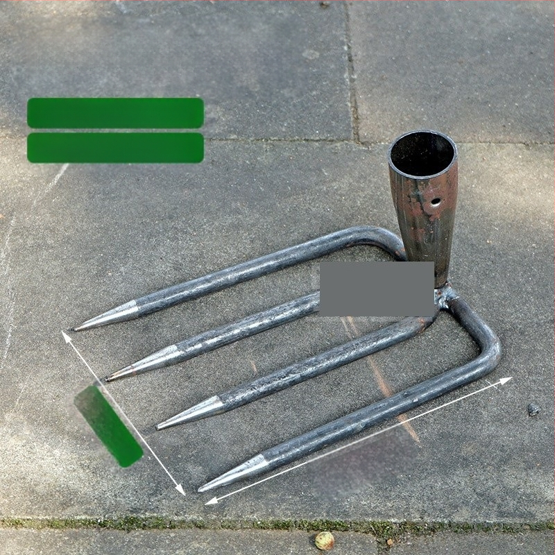 Vrtna metalna grablja sa dva zuba i hvataljkom